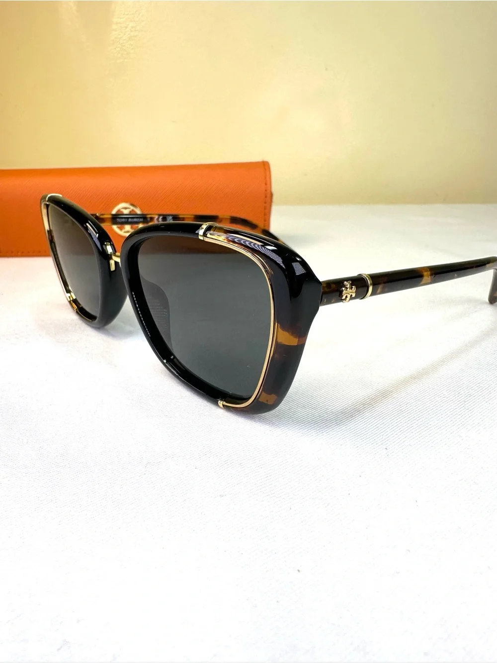 Tory Burch Eleanor cat-eye sunglasses Tortoise black frame metallic rim case